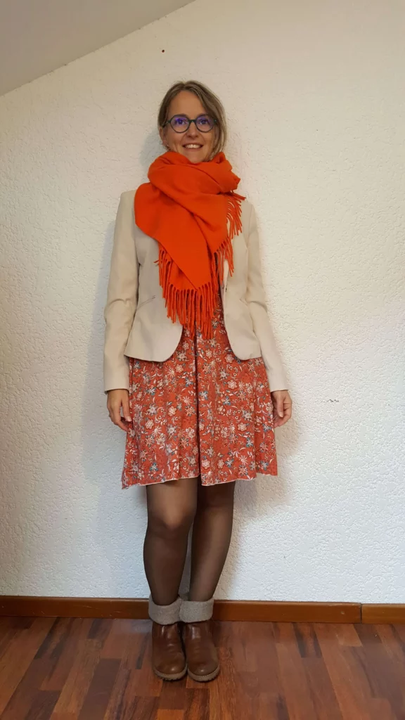 Robe Orange Bottines Veste Tailleur Echarpe